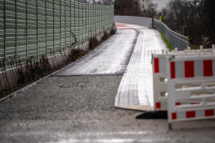 Przybywa asfaltu na kolejnych odcinkach drogi rowerowej na alei Wielkiej Wyspy.